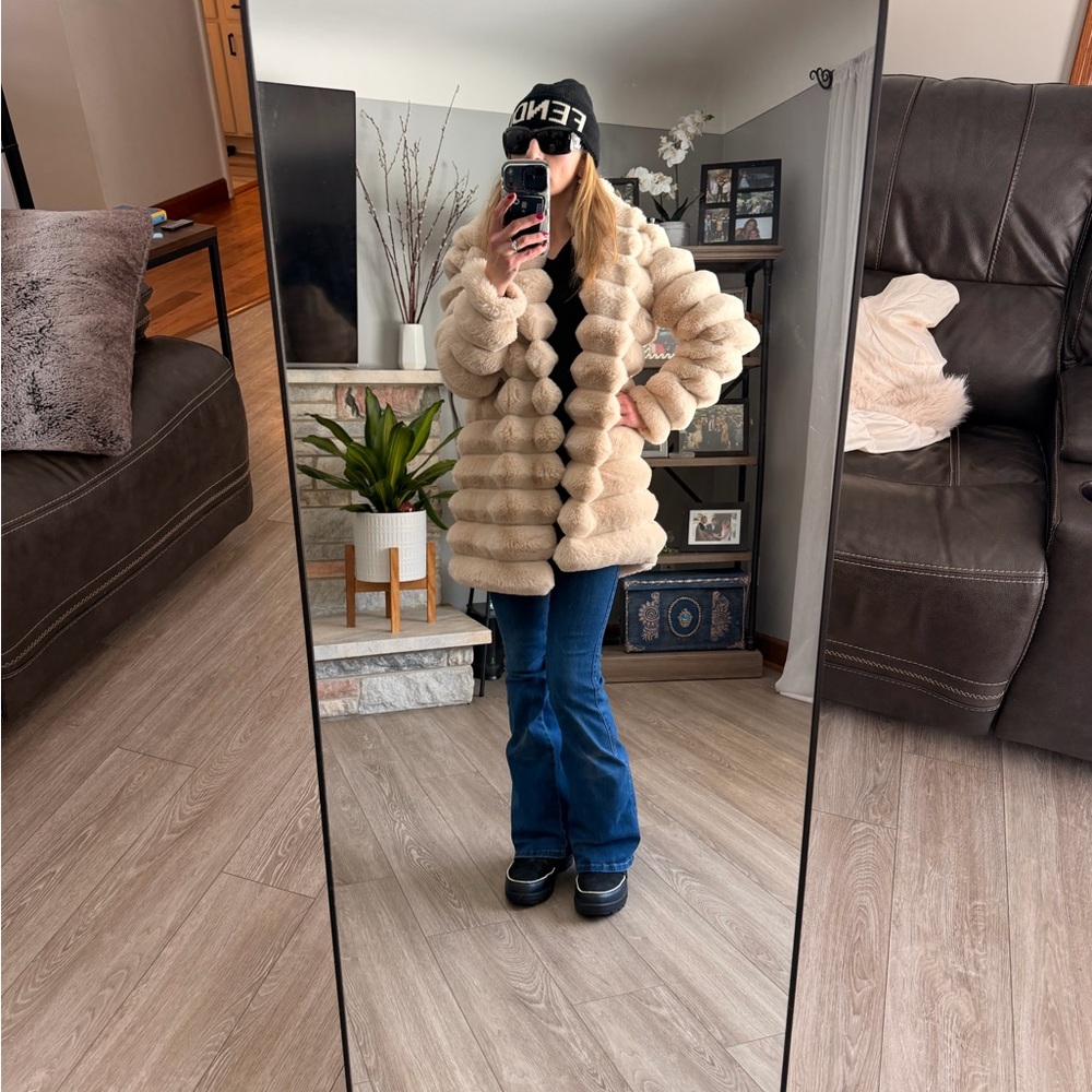 Luxurious Cream Faux Fur Coat - Picture 4 of 9